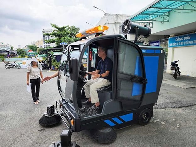 Xe quét rác Clepro loại ngồi lái tiên tiến